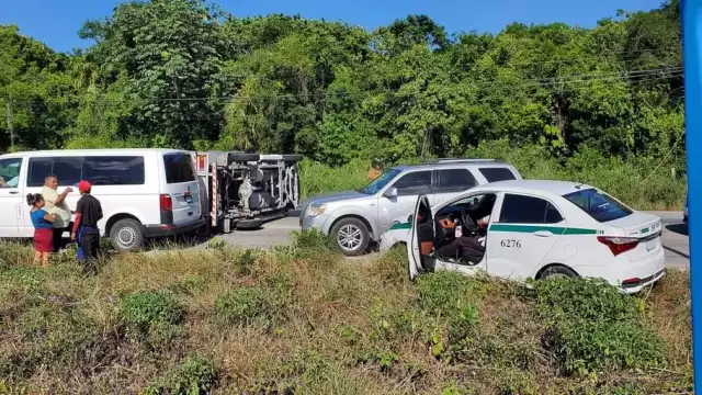 Por accidente rumbo a Cancún cierran la carretera 307