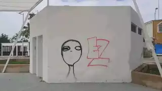 El nuevo centro recreativo presenta juegos para los infantes sin los columpios y otros más dañados, además de estar grafiteado