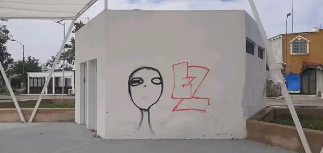 El nuevo centro recreativo presenta juegos para los infantes sin los columpios y otros más dañados, además de estar grafiteado