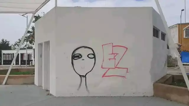 El nuevo centro recreativo presenta juegos para los infantes sin los columpios y otros más dañados, además de estar grafiteado