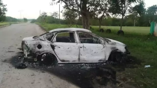 UN vehículo quedó totalmente calcinado en el Ejido Sergio Butrón Casas, al Sur de Quintana Roo donde ardió durante más de cinco horas