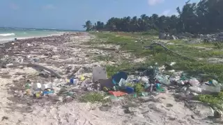 La basura sobre la playa ya es mucha