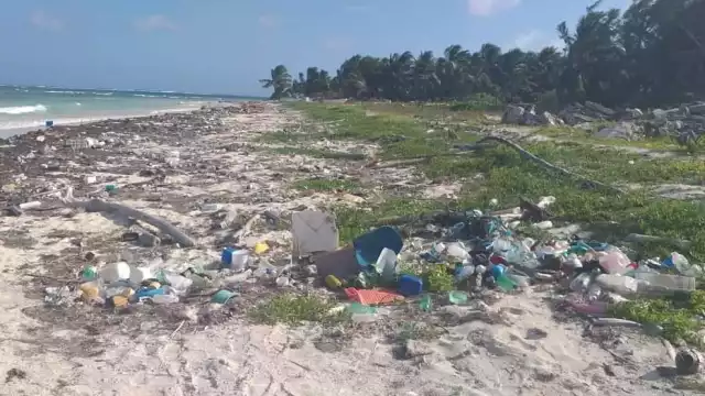 La basura sobre la playa ya es mucha