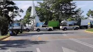 Usuarios en redes sociales denuncian a través de videos y fotografías, que el tráfico en el primer cuadro de Cancún, sigue lento