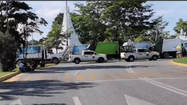 Usuarios en redes sociales denuncian a través de videos y fotografías, que el tráfico en el primer cuadro de Cancún, sigue lento