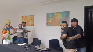 Calientan función: luchadores de AAA se enfrentan a golpes previo a evento en Campeche