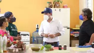 Mauricio Vila es instruido en el arte de hacer salsa artesanales