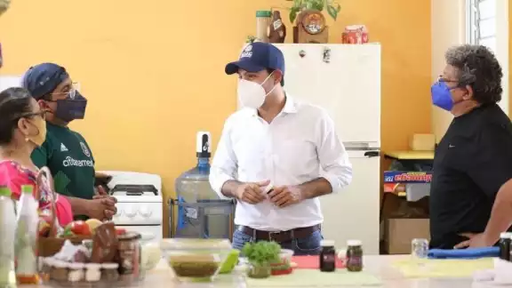 Mauricio Vila es instruido en el arte de hacer salsa artesanales
