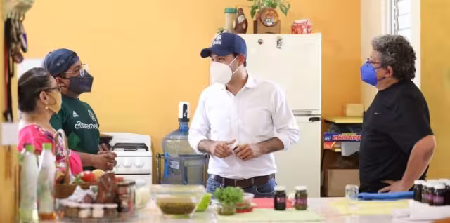 Mauricio Vila es instruido en el arte de hacer salsa artesanales