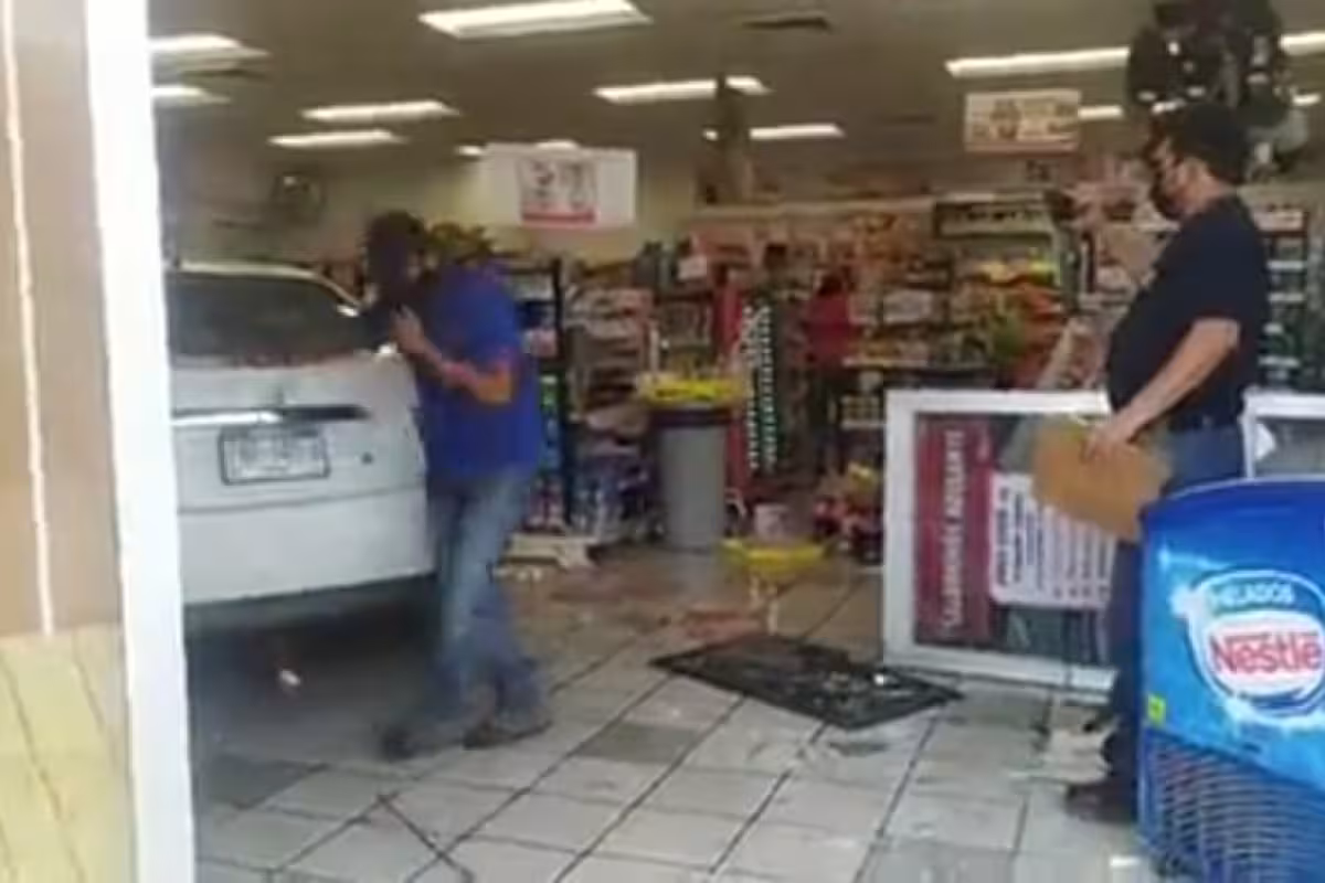 Conductor confunde los pedales y termina dentro de un Oxxo en Mérida ...