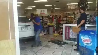 El carro estaba estacionado frente a la puerta del Oxxo