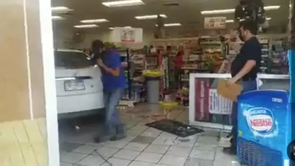 El carro estaba estacionado frente a la puerta del Oxxo El carro estaba estacionado frente a la puerta del Oxxo