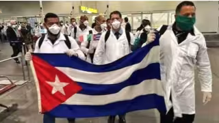 Presidenta Sheinbaum aclara cuánto ganan los médicos cubanos en México: “Reciben el mismo sueldo que los mexicanos”