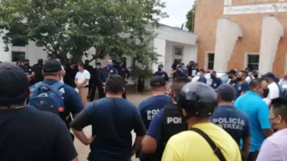 Los policías exigían la destitución del Director de Seguridad Pública del municipio. Los policías exigían la destitución del Director de Seguridad Pública del municipio.