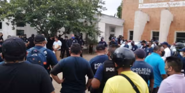 Los policías exigían la destitución del Director de Seguridad Pública del municipio.