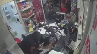 Las cámaras de seguridad de la gasolinera captaron el violento robo