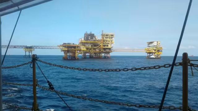  Los trabajadores se quejan de que carecen de comida, además de cosas básicas como papel de baño