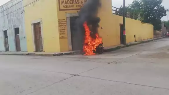 Ma motocicleta fue pérdida total ya que las llamas la consumieron en su totalidad Ma motocicleta fue pérdida total ya que las llamas la consumieron en su totalidad