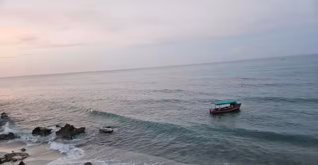 Un grupo de balseros recaló entre los acantilados de la unidad habitacional del FOVISSSTE en Isla Mujeres.