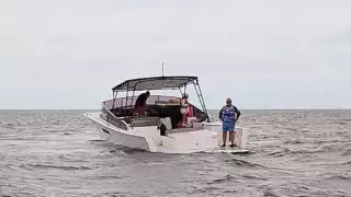 Rescatan a tres personas tras naufragar frente a la costa de San Felipe