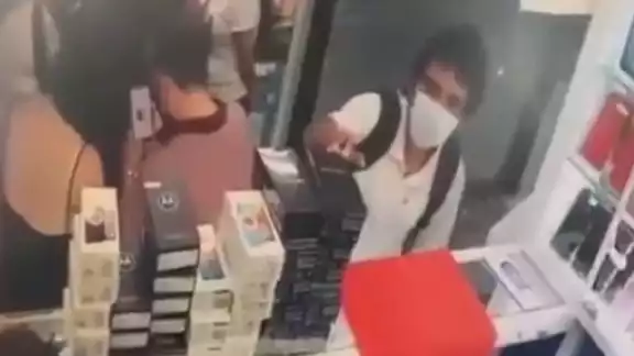 El sujeto aprovechó una oportunidad de descuido de los empleados para esconder el celular entre su mochila y huir del local El sujeto aprovechó una oportunidad de descuido de los empleados para esconder el celular entre su mochila y huir del local