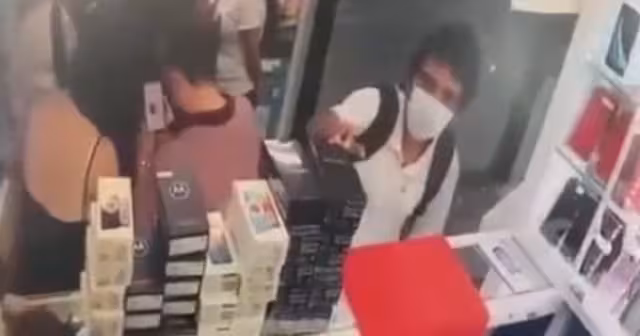 El sujeto aprovechó una oportunidad de descuido de los empleados para esconder el celular entre su mochila y huir del local