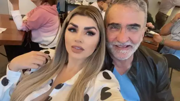 La relación ha causado opiniones divididas en redes, pues muchos aseguran que Mariana está con Vicente únicamente por interés