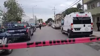 Uno de los vehículos de los bomberos sufrió un percance vehicular