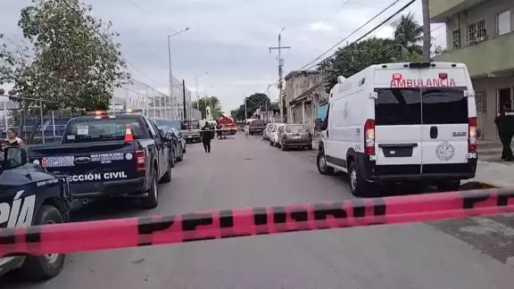 Uno de los vehículos de los bomberos sufrió un percance vehicular Uno de los vehículos de los bomberos sufrió un percance vehicular