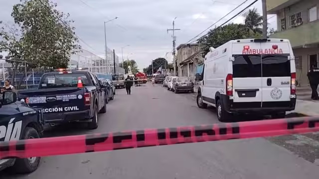 Uno de los vehículos de los bomberos sufrió un percance vehicular