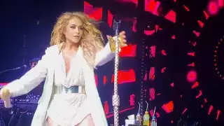 Paulina Rubio arremete contra su baterista en pleno concierto: VIDEO