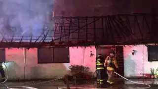 Fuego consume las oficinas de la Dirección General de Desarrollo Económico en Playa del Carmen 