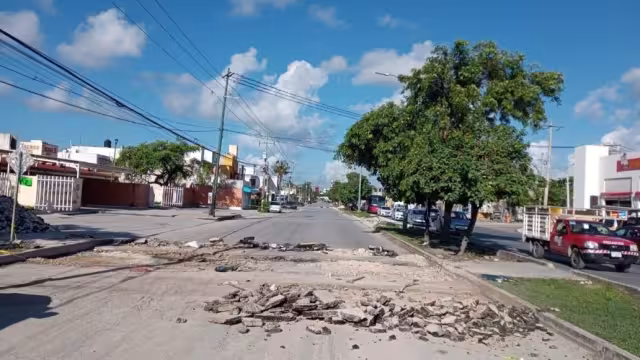 Los trabajos de personal de servicios públicos generó el cierre de un tramo de la Avenida Nichupté en Cancún