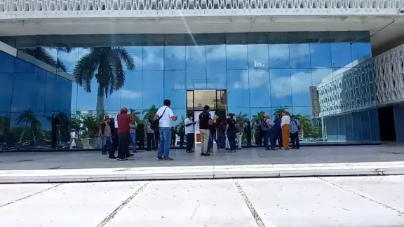 Comunidades de Hopelchén protestaron frente al Palacio de Gobierno de Campeche Comunidades de Hopelchén protestaron frente al Palacio de Gobierno de Campeche