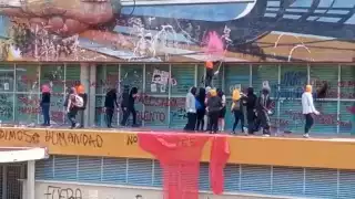 La UNAM informó que encapuchados golpearon con un martillo a un elemento de vigilancia de CU.
