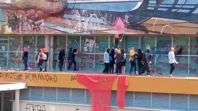 La UNAM informó que encapuchados golpearon con un martillo a un elemento de vigilancia de CU.
