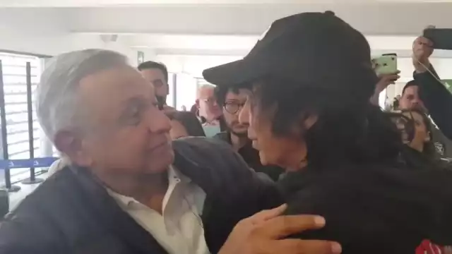 Cepillín y AMLO en el AICM