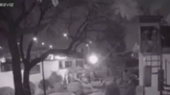 En el video policías municipales y un presunto grupo de ladrones se enfrentan a un fuego cruzado