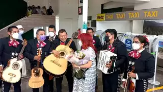 Con mariachi recibieron a Layda Sansores en el aeropuerto de Campeche