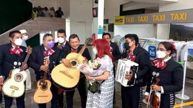 Con mariachi recibieron a Layda Sansores en el aeropuerto de Campeche