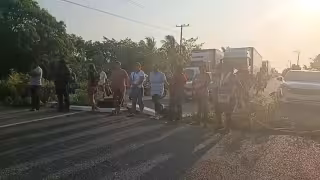 Habitantes de Nuevo Centla bloquean carretera Frontera–Ciudad del Carmen por conflicto con Pemex