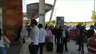 Algunas personas no respetaron la sana distancia o de tener a mano su comprobante de viaje lo que provocó largas filas. 