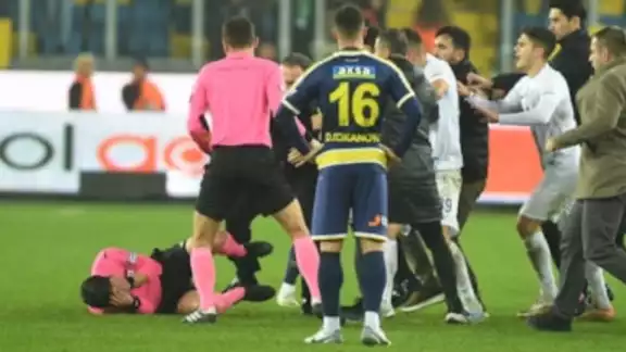 El árbitro de Turquía fue agredido cuando aún se encontraba en el terreno de juego El árbitro de Turquía fue agredido cuando aún se encontraba en el terreno de juego