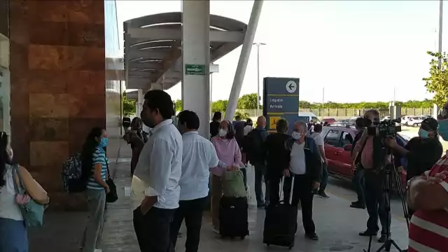 Algunas personas no respetaron la sana distancia o de tener a mano su comprobante de viaje lo que provocó largas filas. 