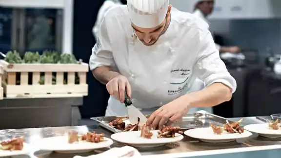 La Asociación Mundial Culinaria declaró el 20 de octubre como el Día Internacional del Chef. No solo cocinan, sino también enseñan a la próxima generación La Asociación Mundial Culinaria declaró el 20 de octubre como el Día Internacional del Chef. No solo cocinan, sino también enseñan a la próxima generación