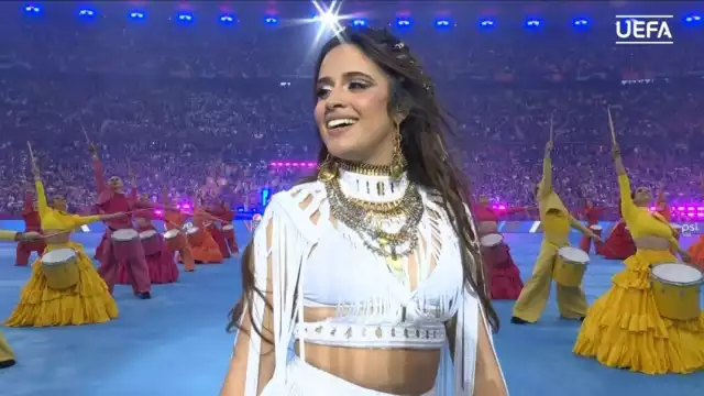 Camila Cabello se llevó los aplausos en París en la final final de la Champions League entre Real Madrid y Liverpool
