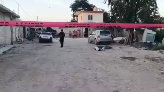 Los vecinos vieron a los presuntos responsables alejarse a bordo de una motocicleta y aunque llamaron una ambulancia, las víctimas murieron al instante Los vecinos vieron a los presuntos responsables alejarse a bordo de una motocicleta y aunque llamaron una ambulancia, las víctimas murieron al instante