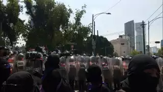 Policías bloquean el paso de encapuchadas al centro de la CDMX