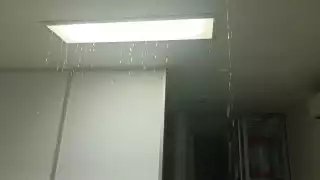 Las filtraciones generaron desperfectos y echaron abajo plafones de los techos del importante centro médico