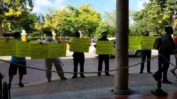 Con pancartas y cartulinas los quejosos se apostaron frente al Palacio Municipal Con pancartas y cartulinas los quejosos se apostaron frente al Palacio Municipal